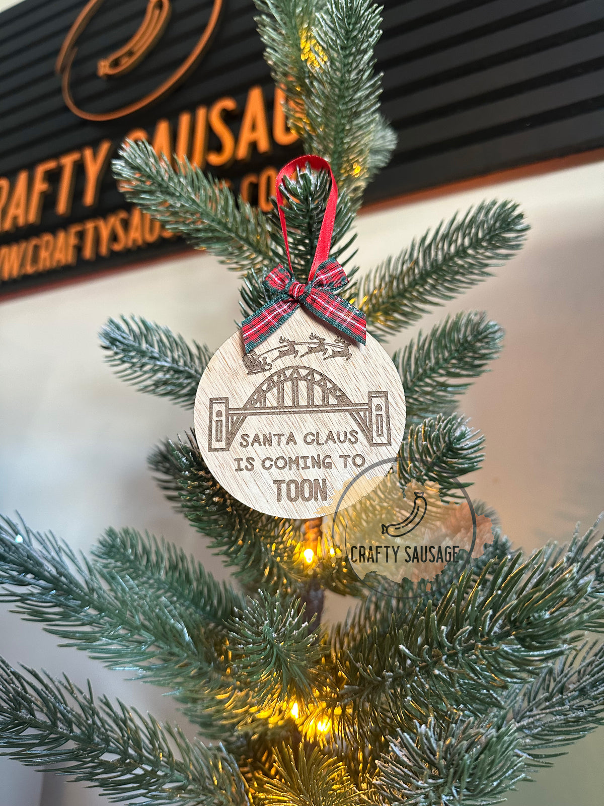 Santa Claus is Coming to Toon – Newcastle Christmas Bauble – Tyne Bridge Design